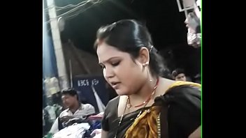 bhabhi saree hip show public