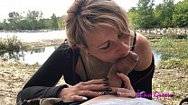 Mi esposa realiza una de sus mamadas en una playa pública fluvial